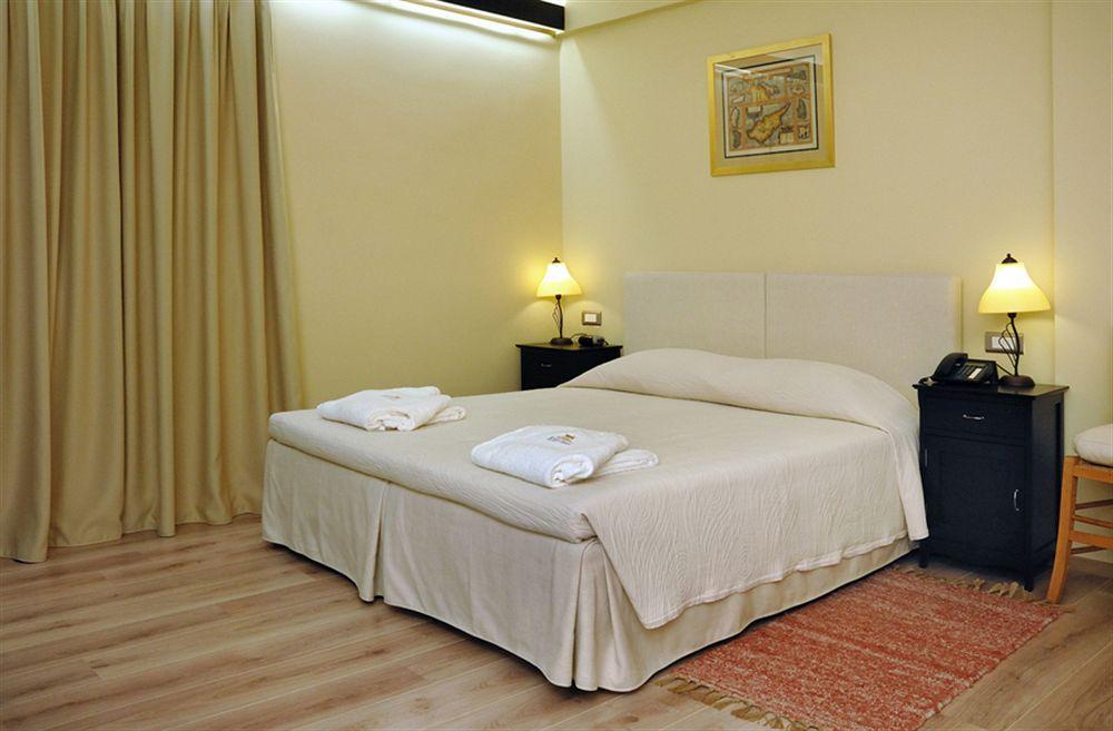 פיראוס Efplias Hotel Apartments מראה חיצוני תמונה