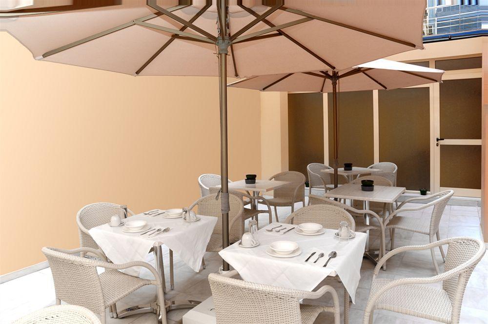 פיראוס Efplias Hotel Apartments מראה חיצוני תמונה